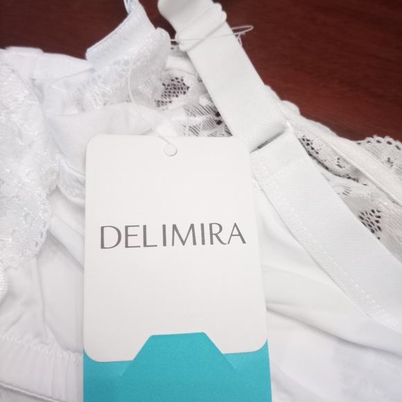 Elegant White Lace Bra - Picture 2 of 5